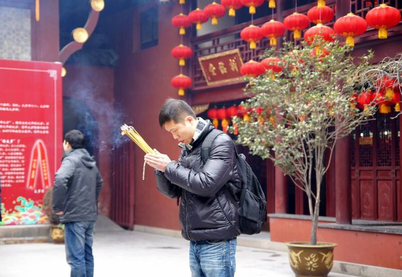 长这么大也应该见过,每逢特殊节日,家里大人都会烧香拜佛,拜祖宗,对此