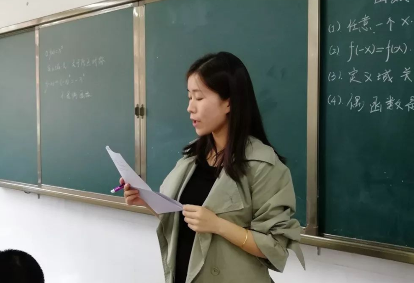 女教师因怀孕坐着上课，遭校长点名批评，如此规定被质疑不近人情