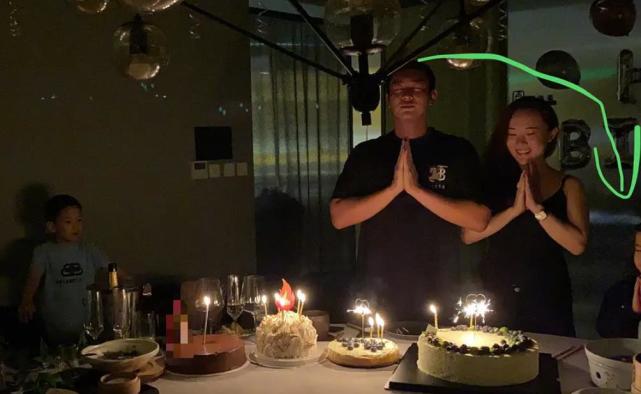 杜江夫妇在阿那亚被偶遇，霍思燕穿宽松裤遮肉，五官仍美得精致