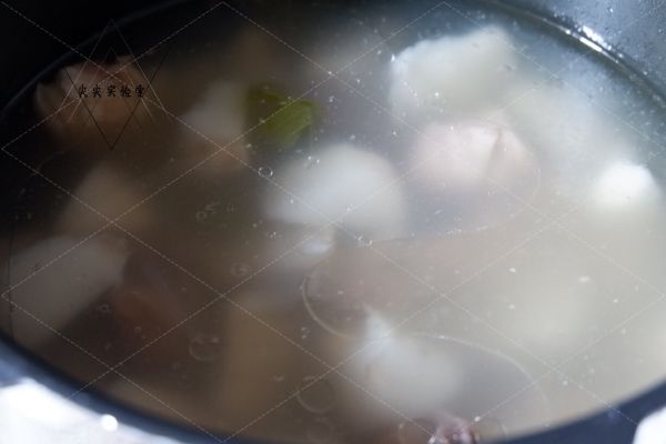 要想羊肉不腥不膻，除了焯水，加这3种食材一起炖，汤更鲜美