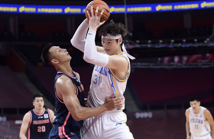 为什么崇拜nba球员这个职业(易建联：未来是你们的！33岁的老将为何还是CBA最有能力去NBA的人)