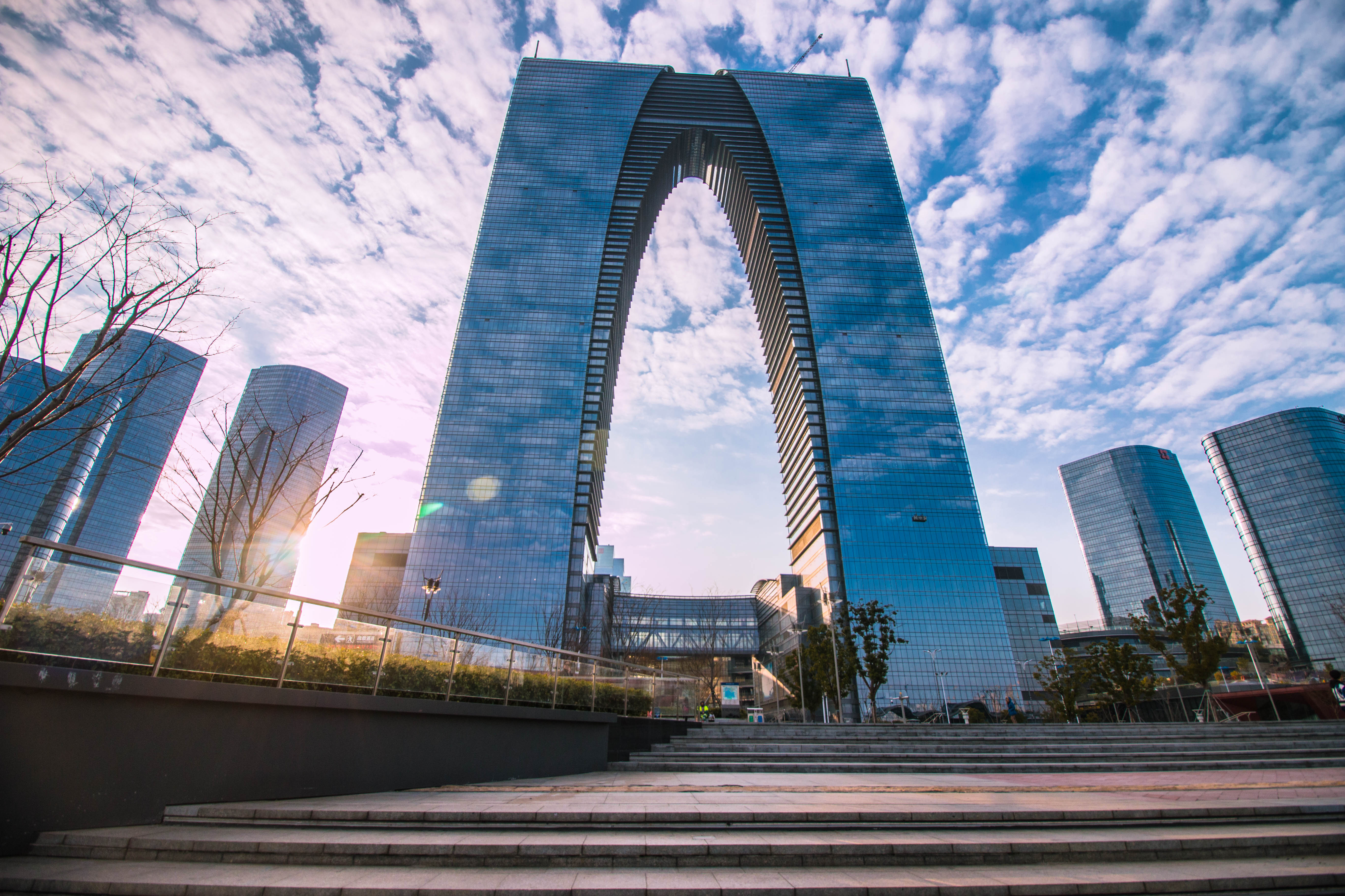 如果平江路是苏州古城的代表,那么东方之门无疑是时尚现代的标志.