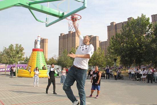 孙明明为什么不去打nba(博班可以站着扣篮，孙明明也可以！可为啥一个打NBA一个打野球)