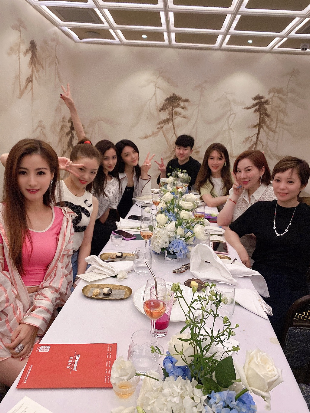 费尽心思挤进贵妇圈？钮钴禄·杨颖人脉不断升级，野心到底是啥？