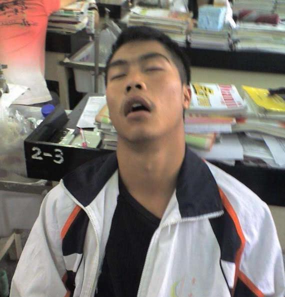 老师讲课中途吓出冷汗，发现学生变成“假人”，得知真相后想打人