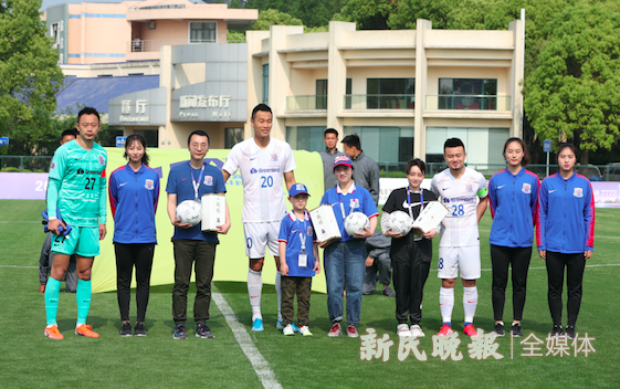 申花举行了队内首场蓝白争霸赛(申花首场蓝白争霸赛平局收场，现场来了3位援鄂医疗队球迷)