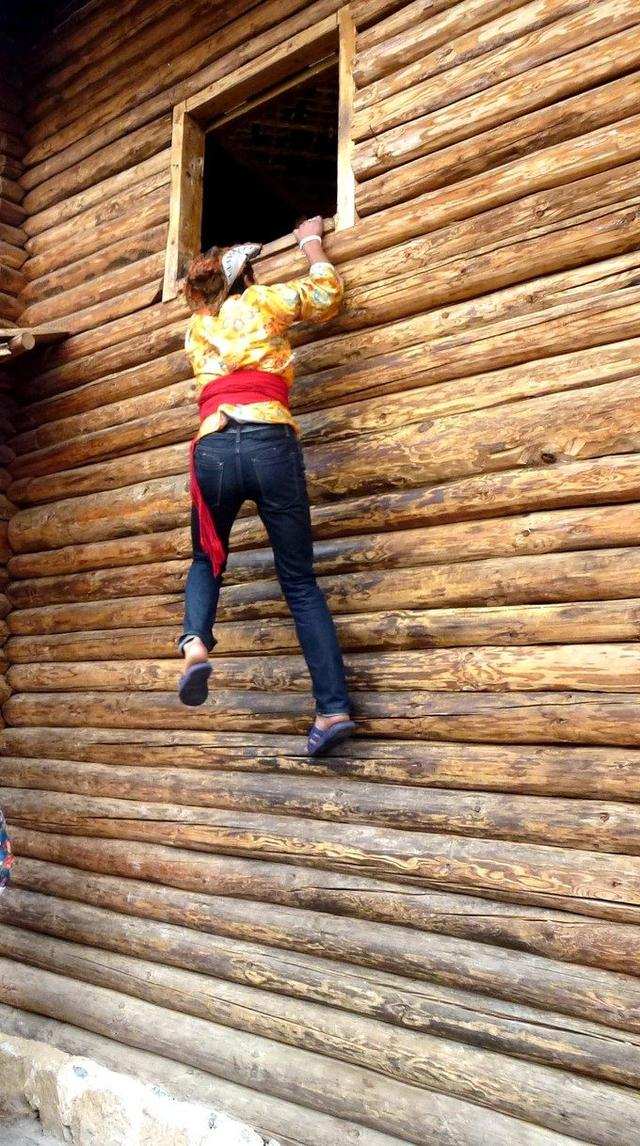 摩梭人走婚的真相：窗户外有帽子，代表着屋内正在约会