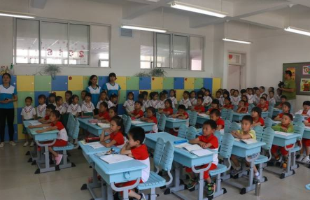 小学生数学题难倒家长，公交车往哪边开？车体完全对称该咋判断？