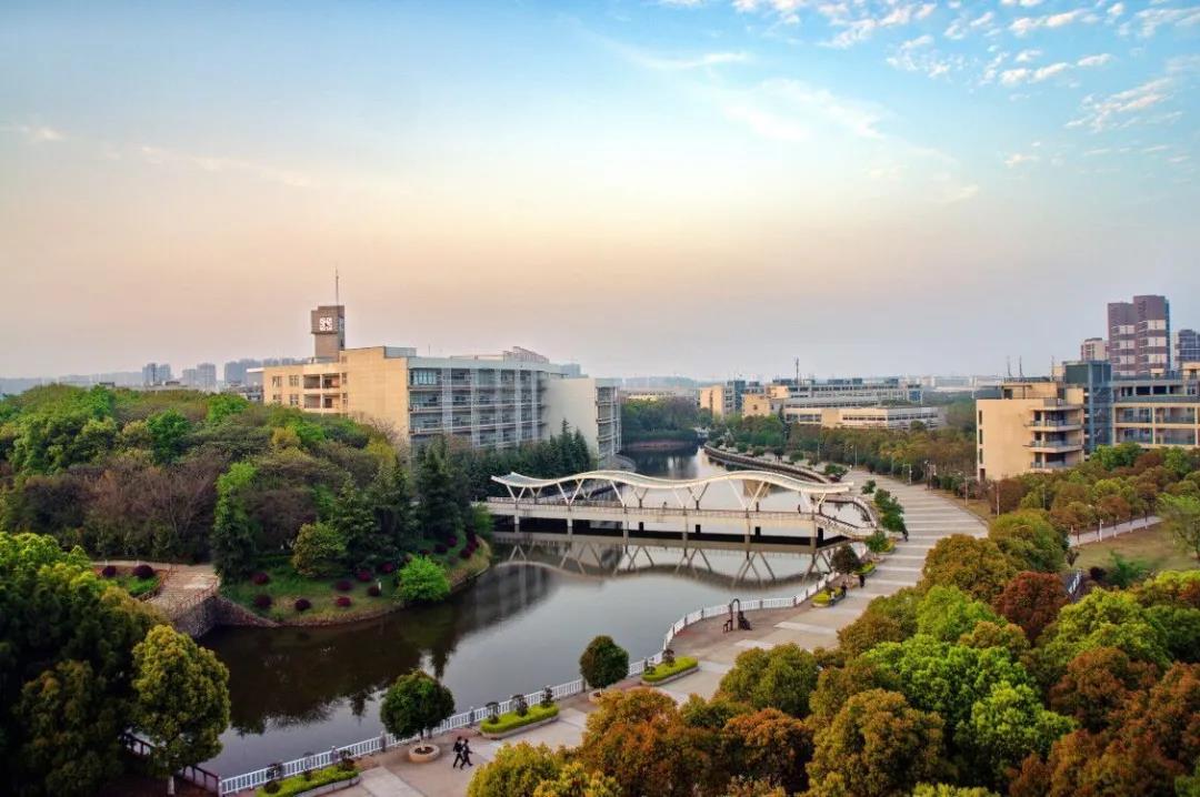 湖北"最美"大学之一！占地2192亩，坐落汤逊湖畔，还是偶像剧取景地！