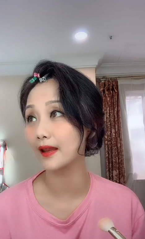 富太太专业户李颖晒化妆视频，52岁保养得宜似少女，曾靠美貌出圈