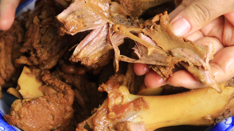 酱大骨头怎么做才好吃？告诉你正确做法，肉香软烂，好吃解馋