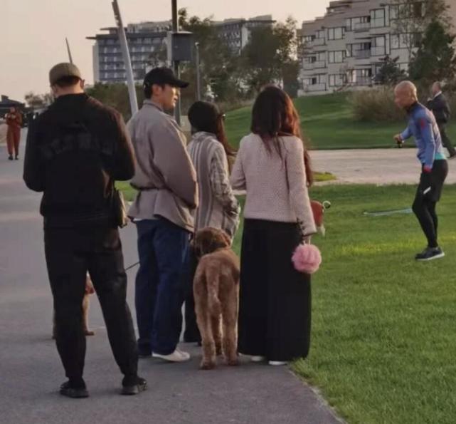 杜江夫妇在阿那亚被偶遇，霍思燕穿宽松裤遮肉，五官仍美得精致