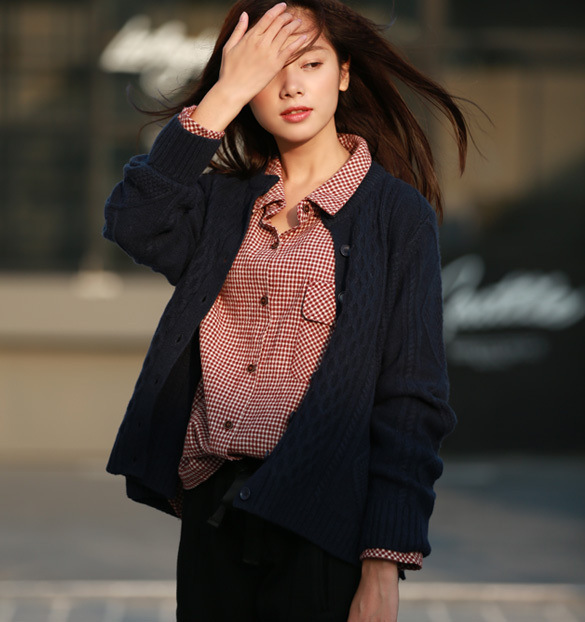 格子衬衫搭配毛衣(帅气的经典格子衬衫,混搭毛衣穿出慵懒感)