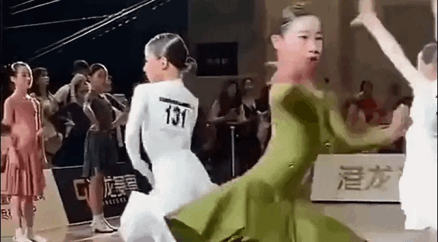深圳少儿拉丁舞大赛，绿衣女孩的行为引发的深思