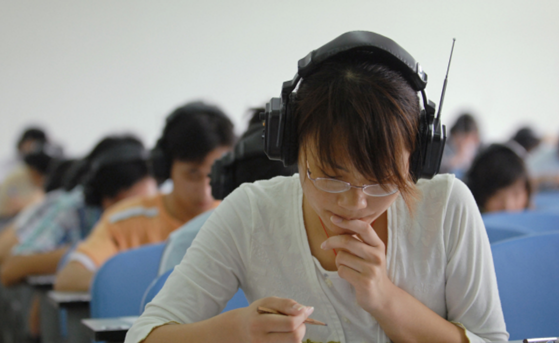 高考生估分450痛哭：我那么努力，为什么要和200分的一样读大专？