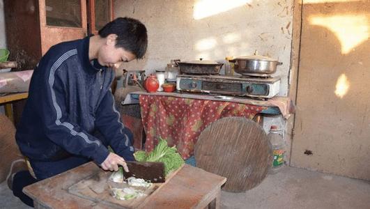 寒门贵子胡安康：父母残疾，靠吃野菜维持生活，685分考入清华