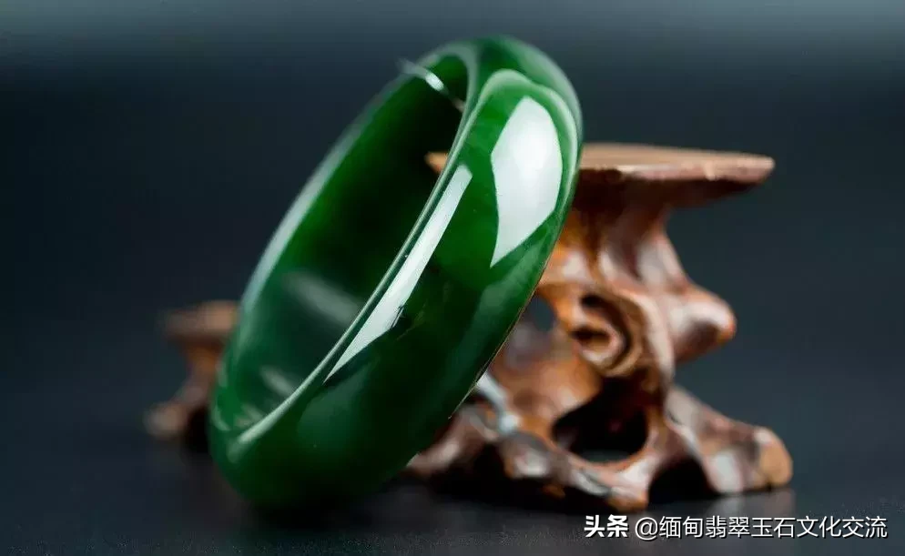 缅甸翡翠玉手镯价格(缅甸翡翠玉手镯到底多少钱一个) 缅甸翡翠玉手镯价格(缅甸翡翠玉手镯到底多少钱一个)