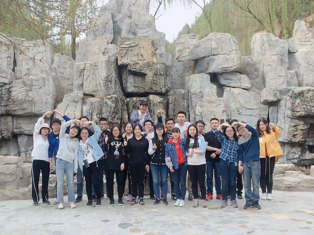 王震：一心追逐药研梦，十年钻研结硕果