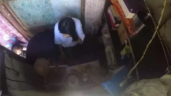 公婆、亲妈、夫妻俩住同一家，纸板隔成3间房，窄小难转身，隐私成谜