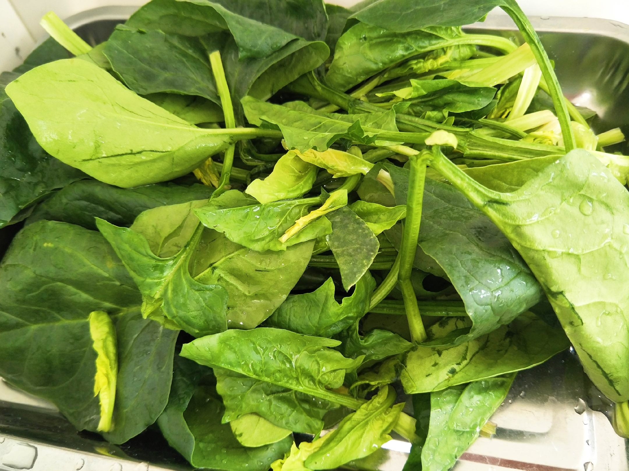 炒菠菜时，记住“2放2不放”，菠菜翠绿不涩，口感特别好