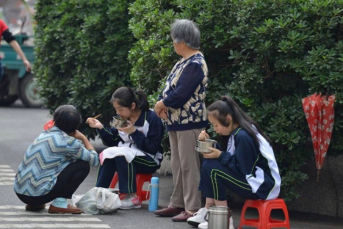 “高考工厂”毛坦厂中学，陪读产业链下，是无数家长的日日夜夜