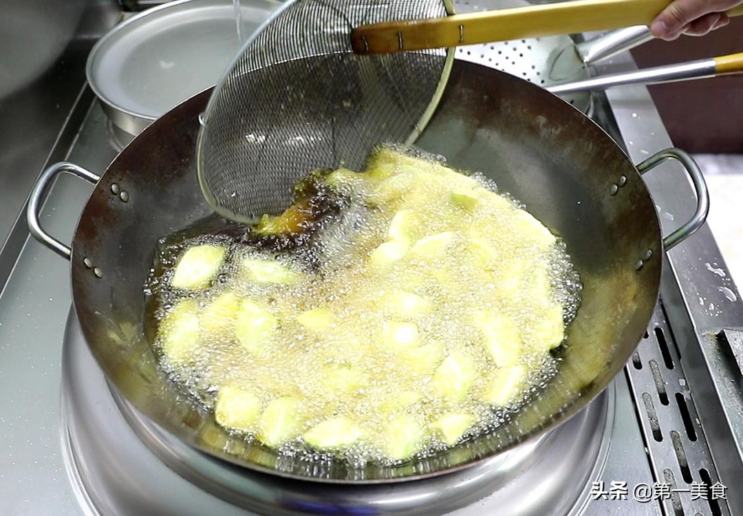 茄子怎么做好吃又下饭(茄子的5种素烧做法，一点肉都不放，却比大鱼大肉都香，特别下饭)