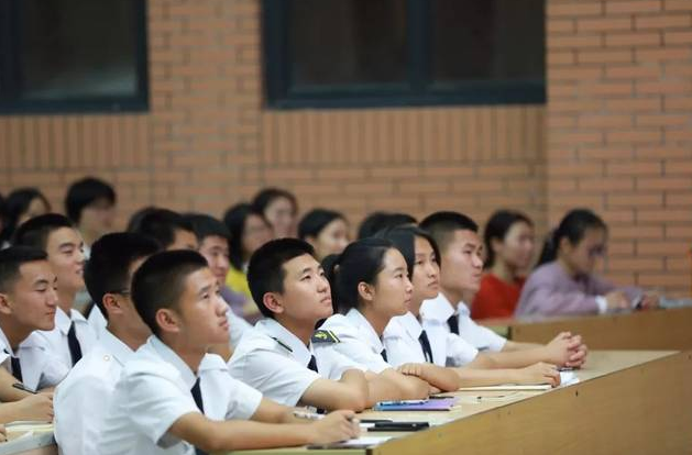 学生上大学，8千生活费不足一月已用光，生活费标准多少够用