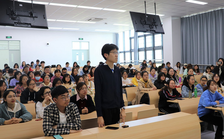 北师大女生不准男生坐电梯，只因洗澡后觉得尴尬，校方对此有回应