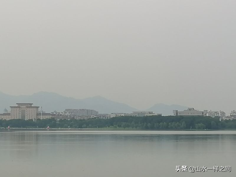 湖水淡淡，时光清浅，任岁月苍茫