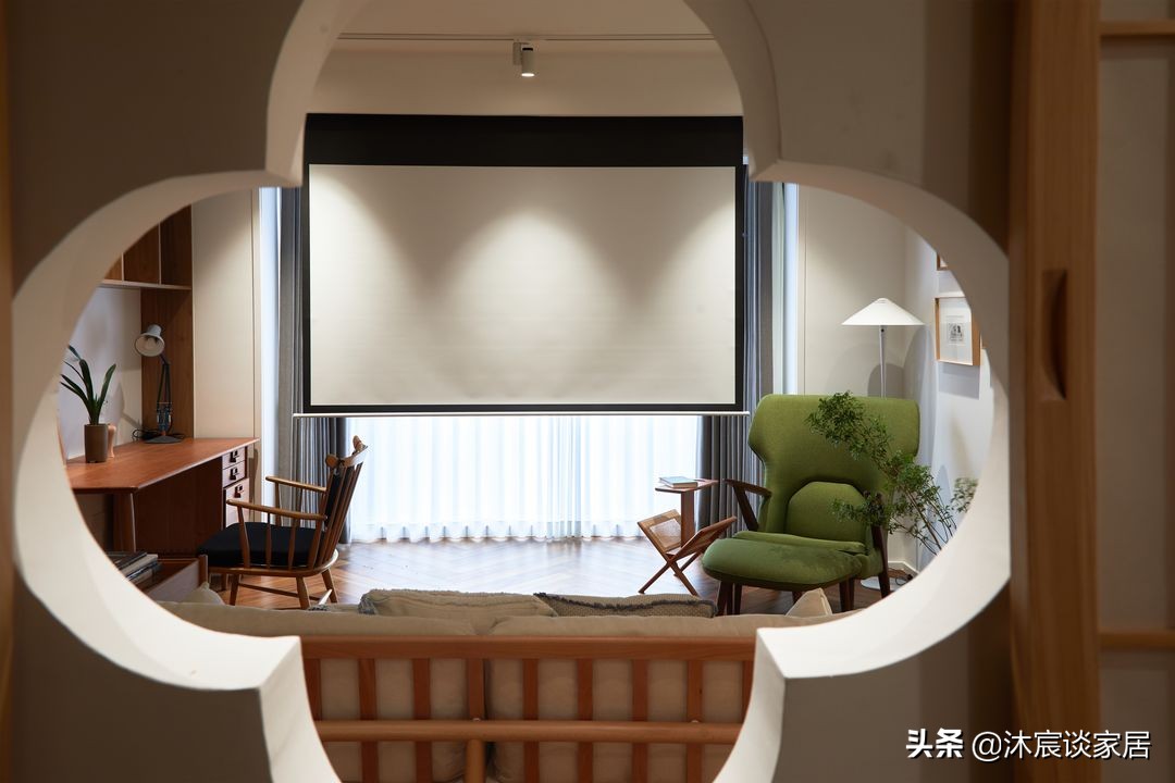 她家澄净素雅，不过度装修简单又大方，让家成为温暖治愈的居心地
