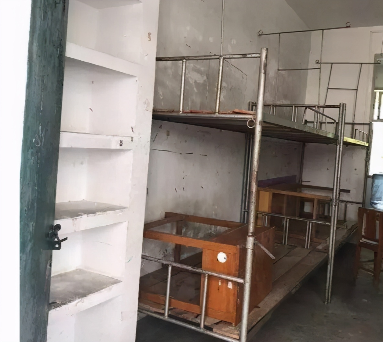 各大高校的“最差寝室”来了，整体写着“危”字，考生报考要谨慎