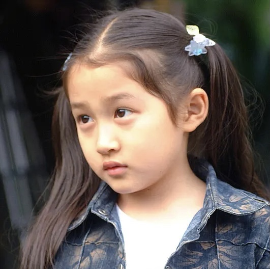 比起杨紫,同样是在老北京出生的小童星关晓彤,则幸运了许多.