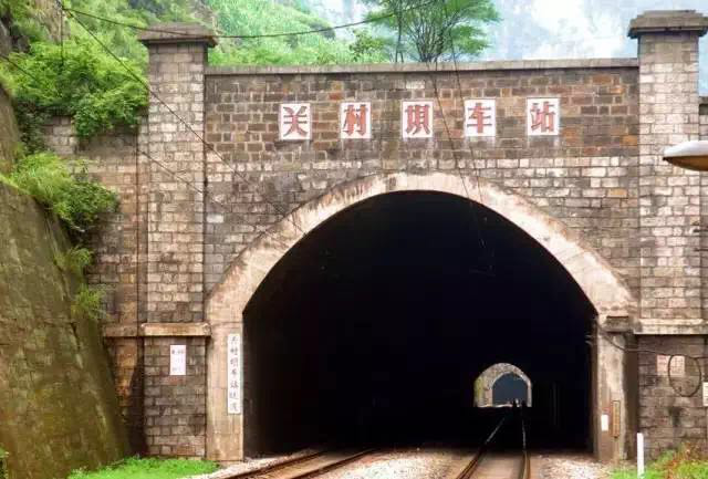 峡谷深处藏着古老小镇，拥有复古电影质感的金口河之旅~