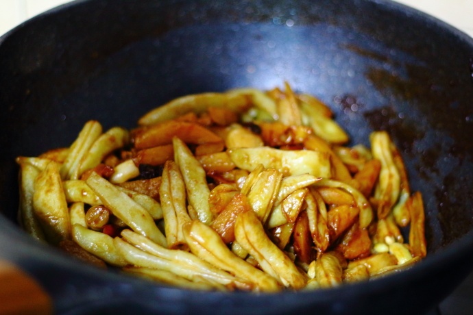 土豆炖豆角(家常做法的土豆炖豆角，方法简单，味道好，新手一学就会)