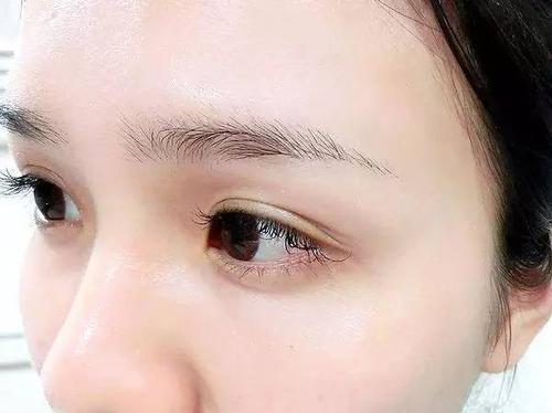 我国有一老牌眉笔，小小一支也有证书，搭配眉卡眉刷不到十块钱