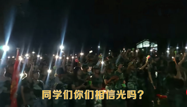 军训教官点歌《迪迦》主题曲，却被骂汉奸，错的不是迪迦，是人心