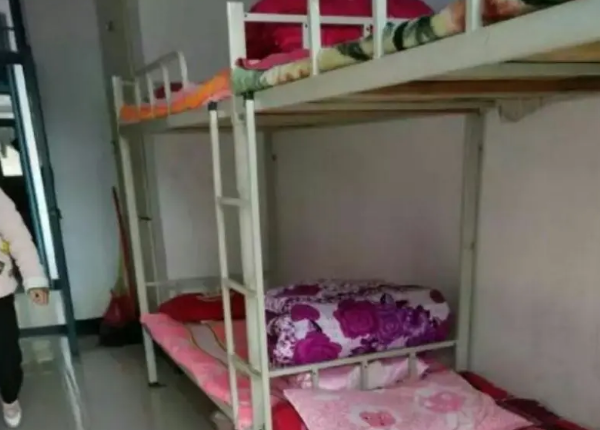 大一新生开学，寝室选择床位也有“讲究”，4人寝很容易踩坑