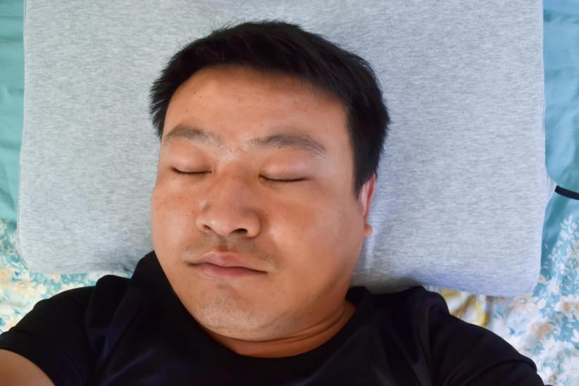 爱护颈椎呵护睡眠 选8H小欢喜热敷推拿助眠枕试试