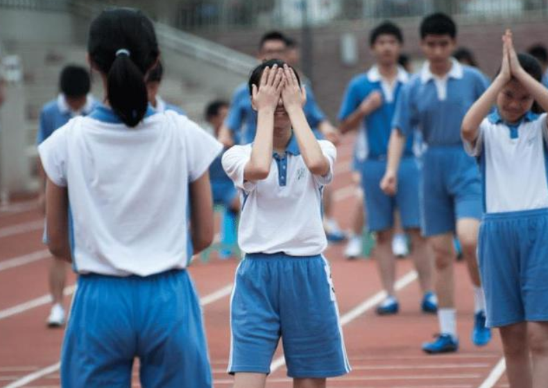 学校“天价校服”曝光，家长勇敢签下“不同意”，获众多网友点赞