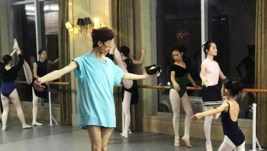 46岁“巨婴”郭冷：除了跳舞，连衣服都不会洗，年入百万无人敢嫁