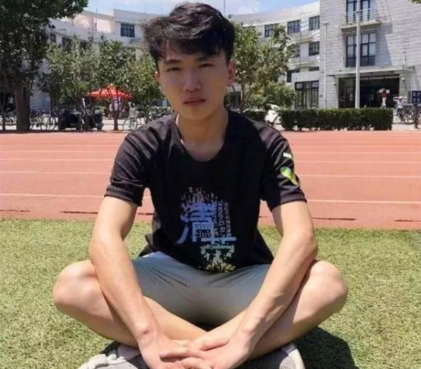 他674分考进清华，采访中痛哭，父亲每日挑200担沙供他读书