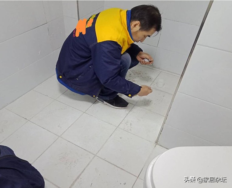 卫生间铺好瓷砖以后漏水，别着急砸瓷砖，有2种方法很实用