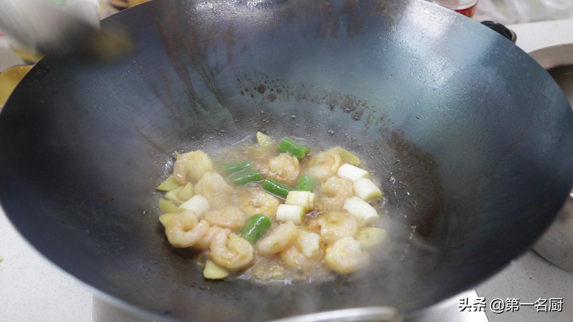 做滑炒虾仁有窍门，学会这两招，虾仁饱满滑嫩，色香味俱全