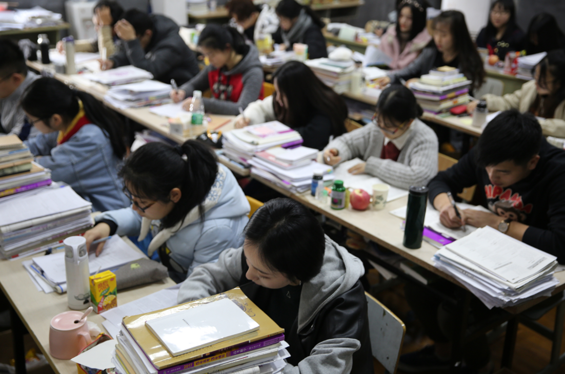 西安一高中拟国庆补课遭学生投诉，学校整改彻底，家长忧心忡忡