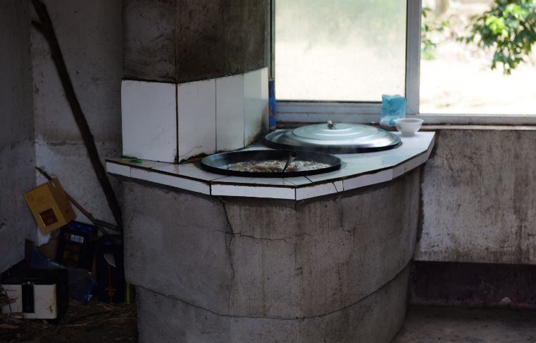 为啥农村坚持烧柴火灶的人越来越少?老农:4个原因,最后会淘汰