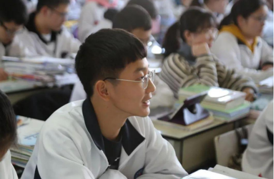 清华附中国际班可直升清华？校方回应后被打脸，网友：借口太荒诞