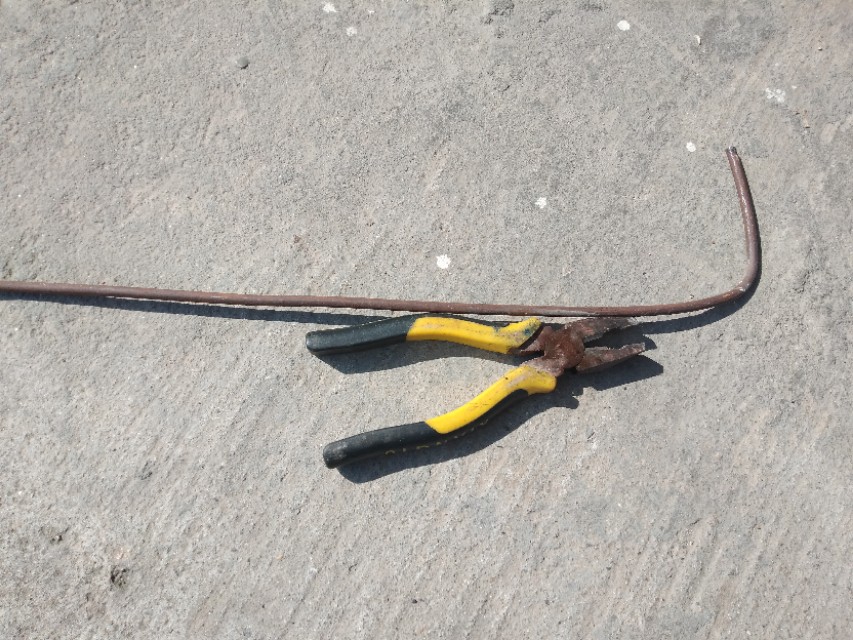 材料:准备一根八个大一米六长的圆条,一把老虎钳.