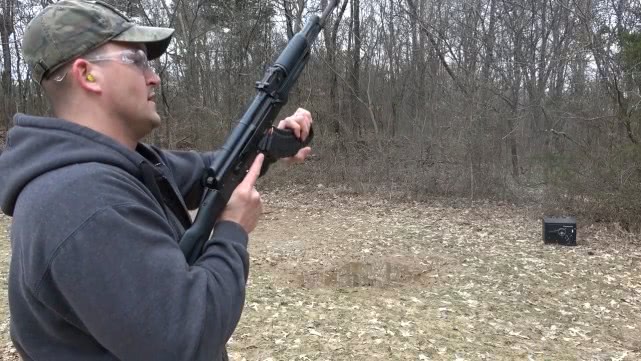 保险箱打不开了怎么办？用AK-47步枪可以，射击上百发子弹后成功
