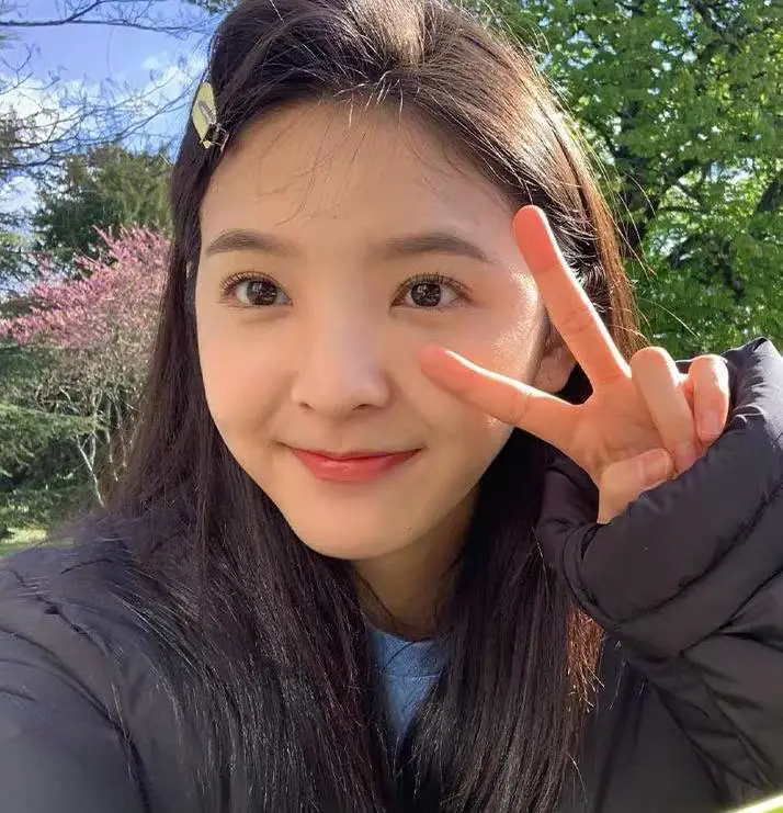 优秀了关晓彤！随便一个发夹8千，欧阳娜娜戴9.9包邮，差距明显