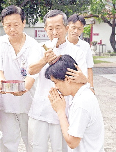 香港白龙王(梁朝伟干爹白龙王，被向华胜当作神明供奉，为何至死不见刘嘉玲？)